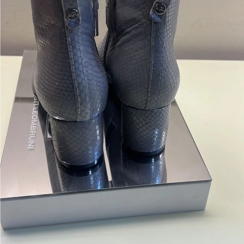 Agl MADE IN ITALY LEATHER Gray Textured Ankle Boots with V-Shaped Opening - Picture 6 of 10